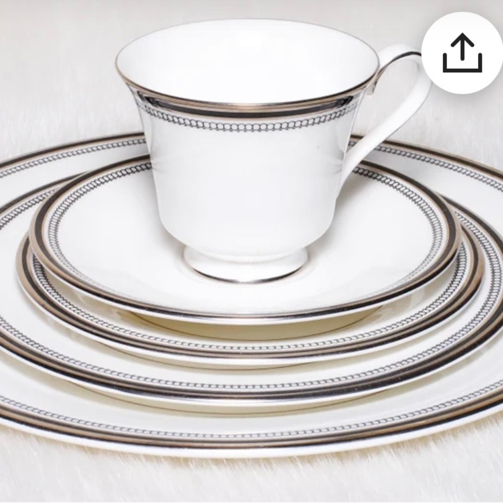 Royal Doulton, Pure Platium Fine porcelain @ 2005 RD. 45 pieces. Service for 8